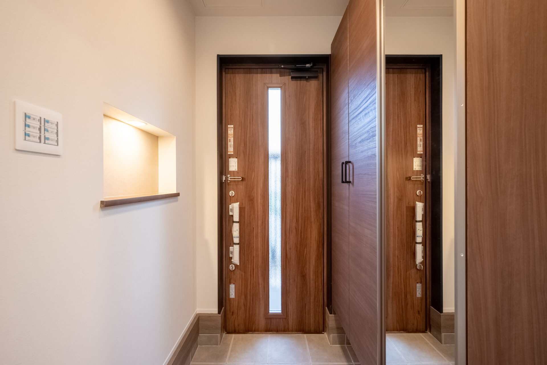 共有の玄関ドア