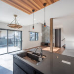 キッチンからLDKを見渡す