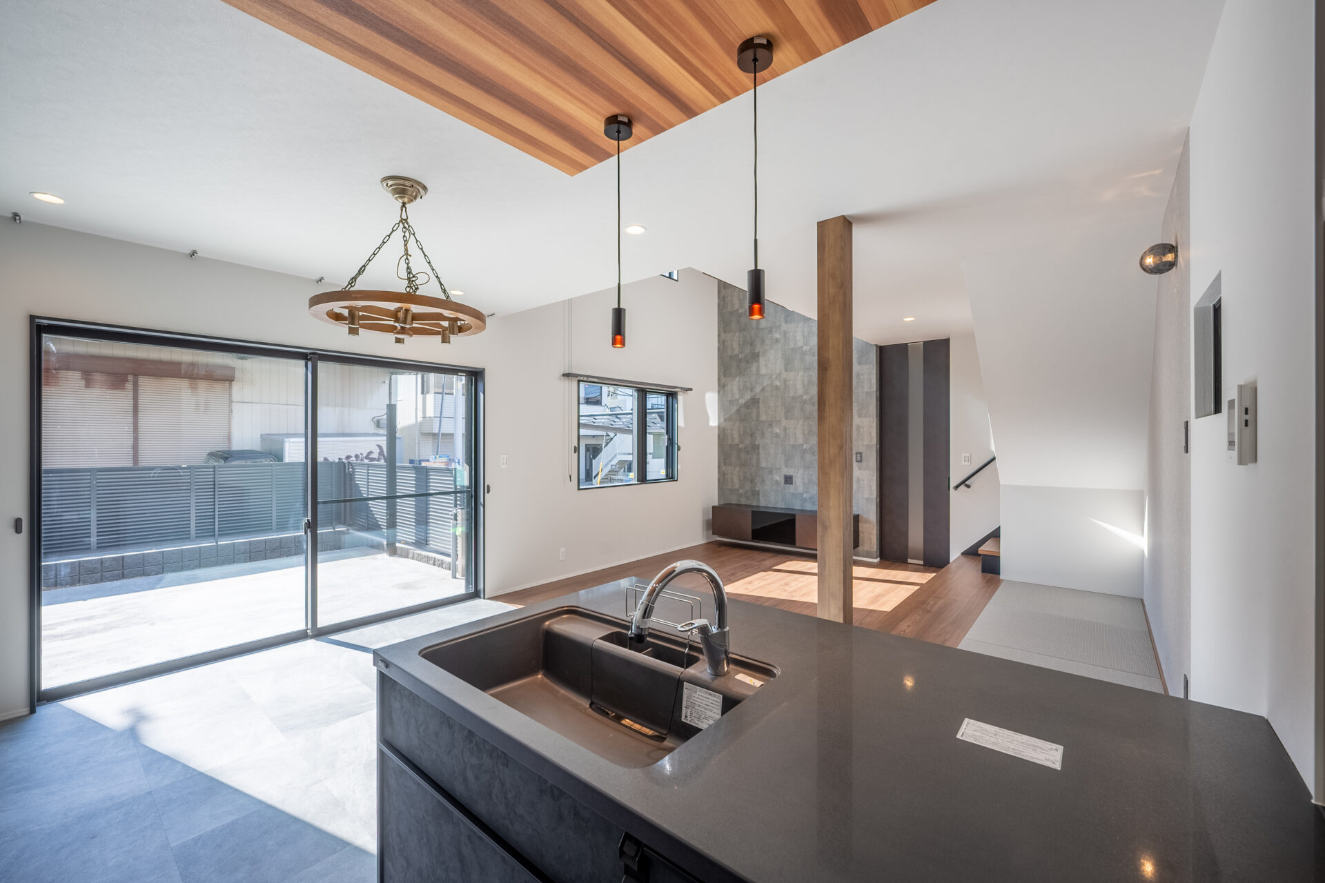 キッチンからLDKを見渡す