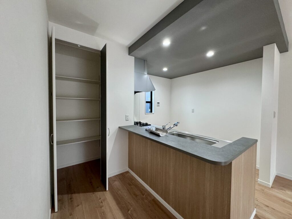 キッチン目の前には大容量のパントリー