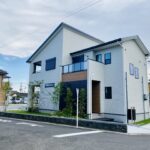 【越谷市】白い外壁と黒いサッシが織りなすモノトーンに、木調で彩りを添えたコンテンポラリーデザイン住宅