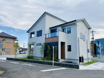 【越谷市】白い外壁と黒いサッシが織りなすモノトーンに、木調で彩りを添えたコンテンポラリーデザイン住宅