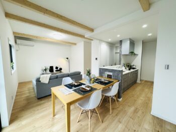 【越谷市】子育て家族に人気の町レイクタウンへの徒歩ショッピングも叶う　グレー×木目かっこいい片流れ屋根の家