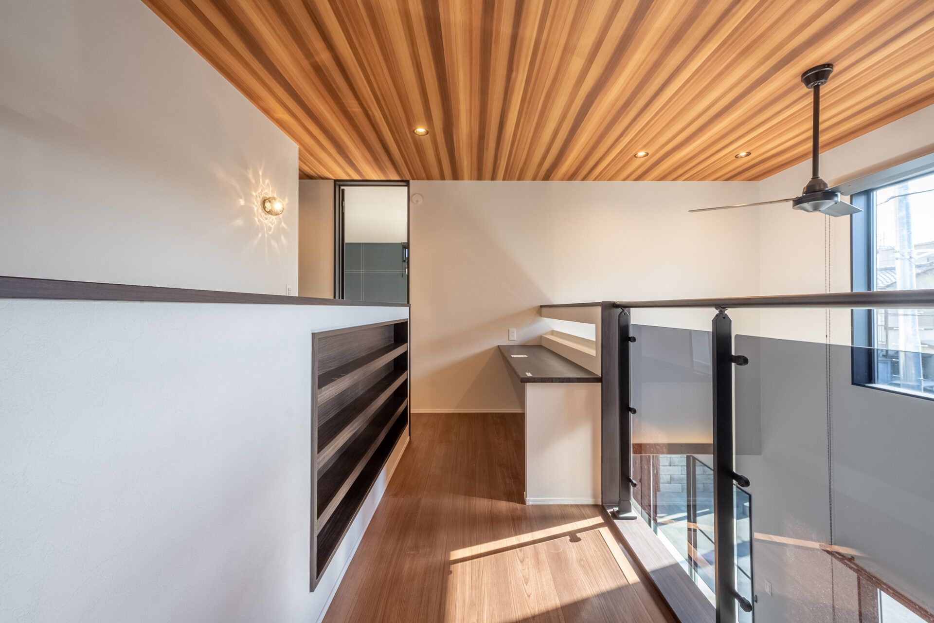 2階廊下　ファミリーライブラリー